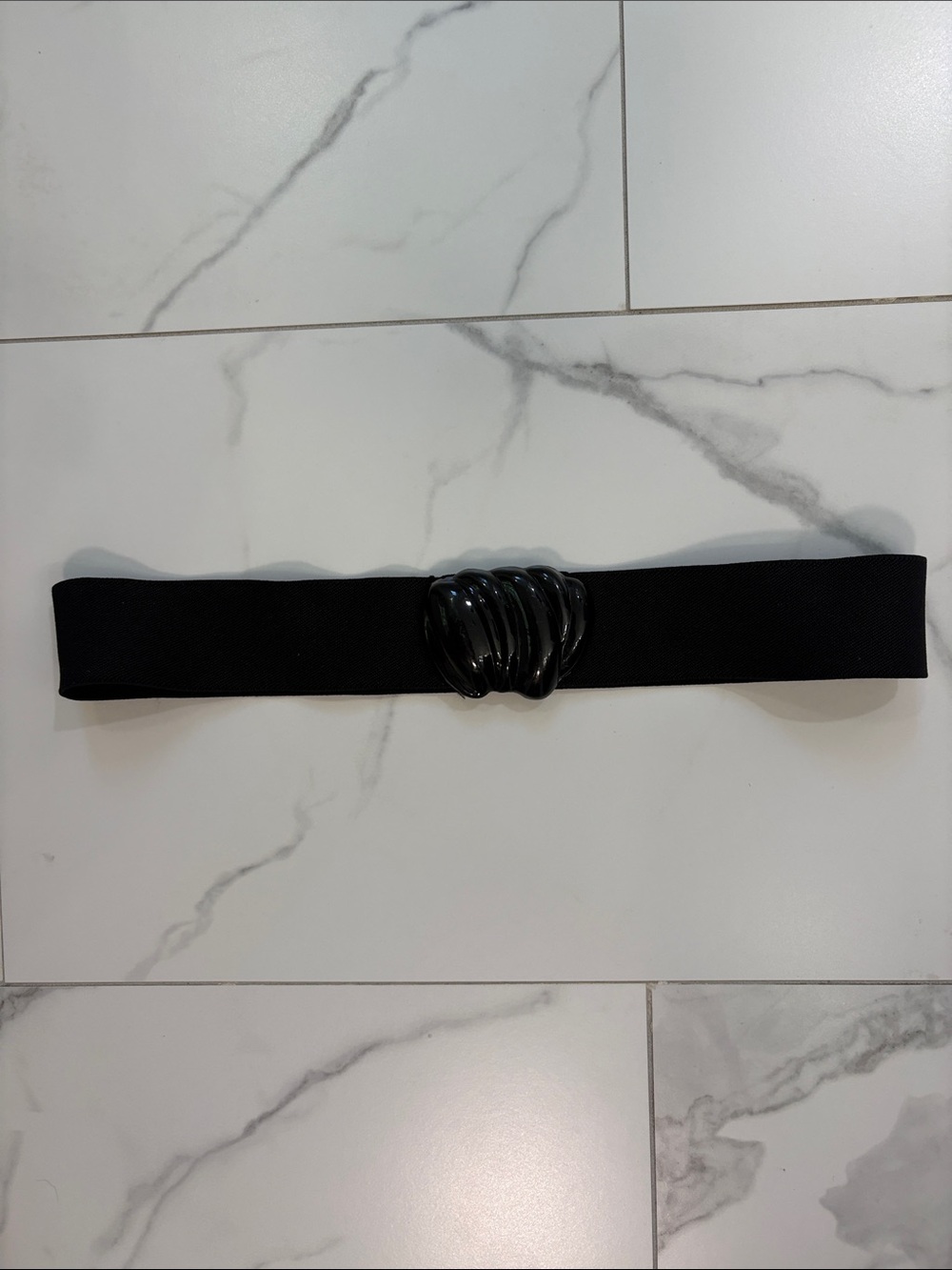 1980s Black Stretch Belt with Decorative Shell Buckle - Picture 4 of 5